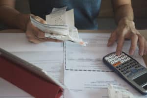 używanie kalkulatora do liczenia rachunków