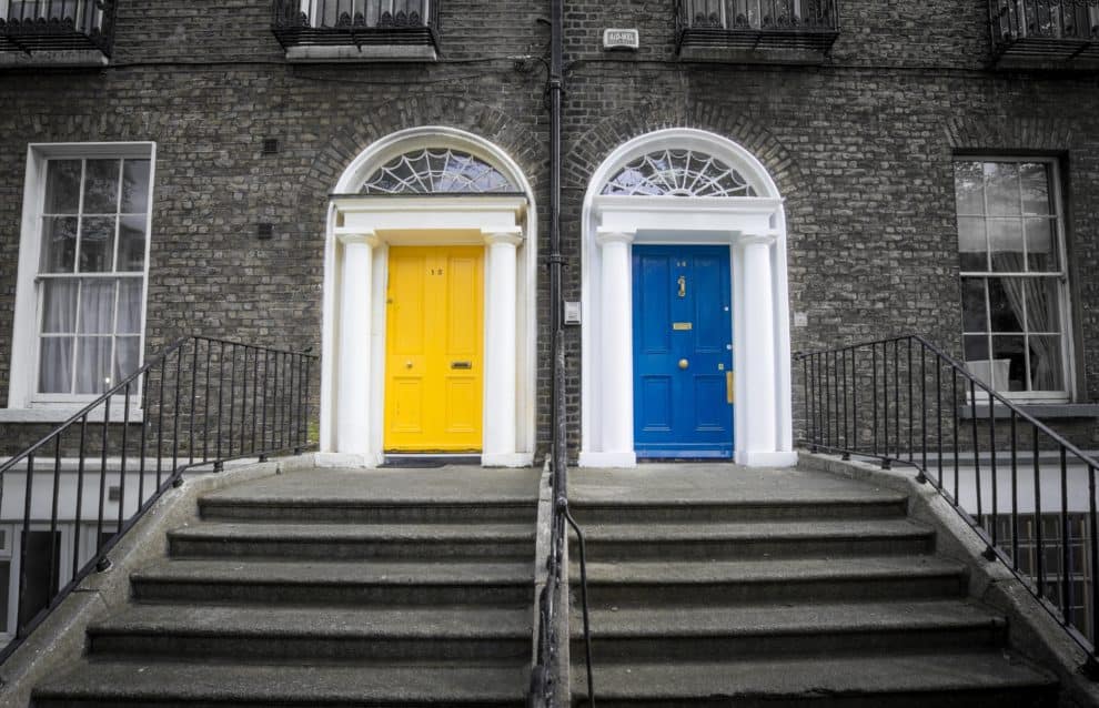 Dom, drzwi w kolorze żółtym i niebieskim